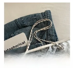 Détail du sac cabas transparent en PVC avec bordure blanche et bandoulière en chaîne