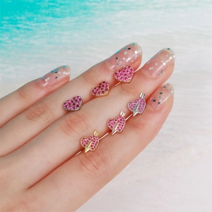 Exquisite herzförmige Edelstahl-Ohrstecker Set mit funkelndem rosa Zirkonia-Pavé-Besatz