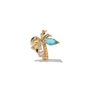 Detail eines 18K vergoldeten Palmenohrsteckers mit blauem Zirkonia im Marquise-Schliff