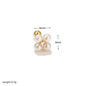 Nahaufnahme von 8mm Blumenohrring mit weißen Perlen und Zirkon auf Goldbasis