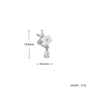 Detailansicht der Blumenohrstecker mit Maßen 16,8 mm x 8,5 mm und Zirkonia-Anhänger