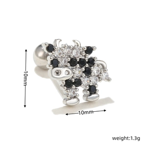 Dettaglio macro dell'orecchino a forma di mucca con zirconi neri e chiari 10x10mm