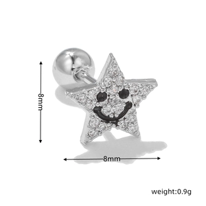 Dettaglio dell'orecchino a stella da 8mm con faccina sorridente e zirconi bianchi incastonati