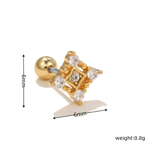 Dettaglio di orecchino a rombo dorato da 6mm con zirconi cubici e peso leggero di 0,8g