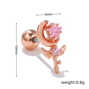 Dettaglio piercing orecchio oro rosa con luna crescente e stelle in zircone rosa
