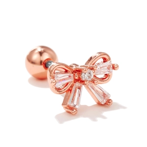 Détail de boucle d'oreille nœud en or rose avec micro-pavé de zircone et fermoir à vis