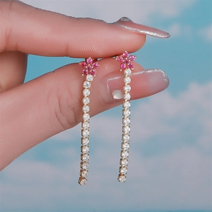 Pendientes de flores rosas con flecos largos y acabado dorado de diseño elegante