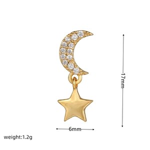 Detalle de los pendientes dorados de estrella y luna con circonitas blancas incrustadas