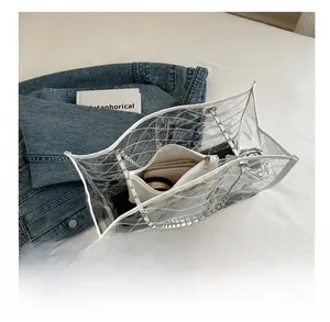 Détail du sac cabas transparent en PVC avec pochette intérieure blanche et bandoulière