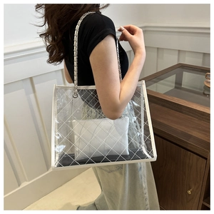 Détail du sac cabas transparent en PVC avec matelassage blanc et anses en chaîne argentée