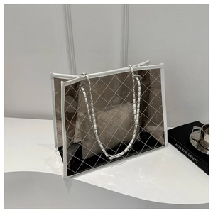 Détail du sac cabas en PVC marron transparent avec motif matelassé blanc et chaîne