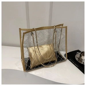 Vue détaillée du sac cabas en PVC avec pochette intérieure dorée et bandoulière chaîne