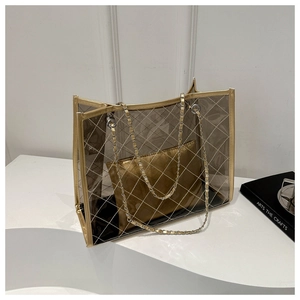 Détail du sac cabas transparent en PVC avec motifs dorés et sangle en chaîne