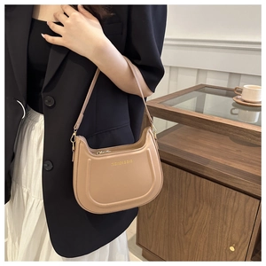 Elegante borsa a mezzaluna beige con cuciture a U e dettaglio logo dorato chic