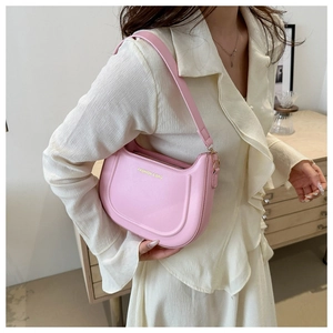 Dettaglio borsa a spalla in pelle rosa con fibbia in metallo dorato e logo moda