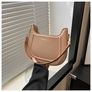 Dettaglio borsa hobo a mezzaluna marrone con texture opaca e finiture in oro