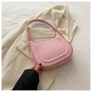 Borsa hobo rosa con scritte dorate presentata su un blazer bianco testurizzato