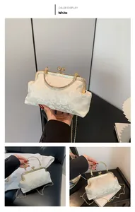 Détail du sac de soirée en jacquard blanc avec poignée en perles et fermoir en métal