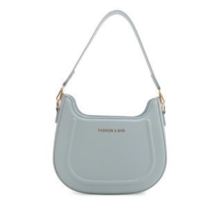 Vista frontale della borsa a sella azzurra minimalista con hardware dorato su sfondo bianco