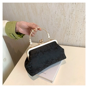 Elegante borsa a mano in seta jacquard nera con chiusura dorata e manico a fiori