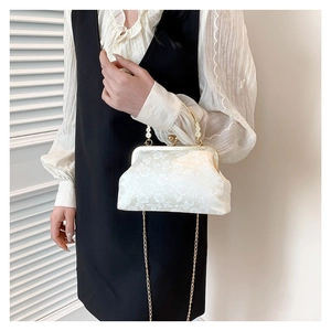 Elegante borsa in seta bianca floreale con manico di perle e catena dorata da donna