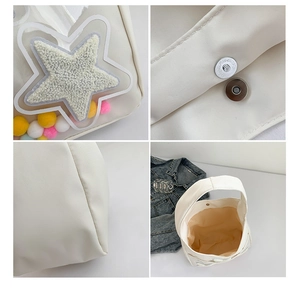 Détails du sac seau blanc avec poche transparente, pompons et étoile en peluche