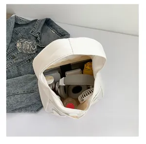 Vue intérieure d'un grand sac fourre-tout blanc montrant sa capacité de rangement