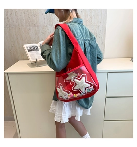 Sac hobo rouge avec compartiment PVC transparent et détails de pompons colorés