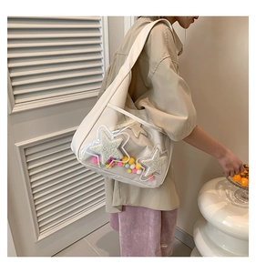 Détail du sac en toile avec poche PVC à étoiles porté à l'épaule pour la taille