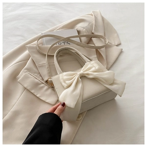 Elegante borsa a mano in pelle PU crema con fiocco in seta e tracolla sottile