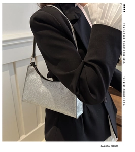 Détail du sac hobo à paillettes argentées montrant la texture brillante et la bandoulière