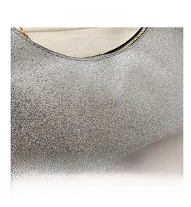 Vista dettagliata della texture glitter argento e catena in metallo della borsa
