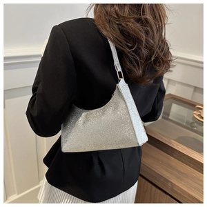 Détail du sac à bandoulière argenté à paillettes montrant la texture scintillante du sac
