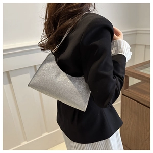 Gros plan d'un sac sous les aisselles à paillettes argentées avec une texture scintillante