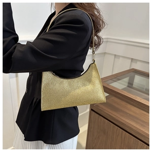 Dettaglio della trama della borsa dorata glitterata con elegante finitura di paillettes