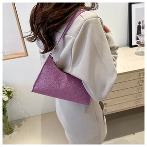 Dettaglio della borsa a tracolla con paillettes viola e finitura luccicante alla moda