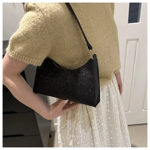 Sac sous le bras à paillettes noires pour femmes avec design incurvé élégant et ferrures dorées