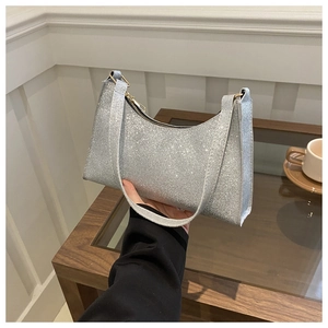 Détail d'un sac sous le bras à paillettes argentées avec une texture métallique brillante
