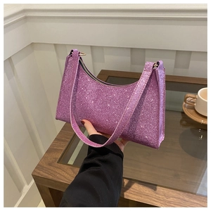 Détail du sac hobo à paillettes violettes avec finition scintillante et fermeture éclair