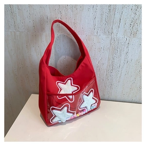 Sac fourre-tout rouge avec poche avant en PVC transparent, patchs étoiles et pompons colorés