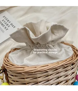 Détail du panier tressé avec doublure en coton à cordon et grand espace de rangement