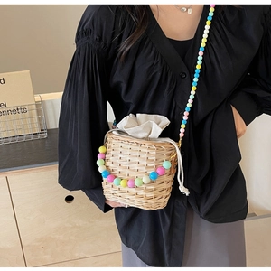 Sac seau en rotin tressé à la main avec bandoulière perlée et pochette intérieure beige