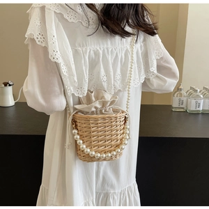 Sac seau cylindrique en paille tissée avec chaîne de perles et cordon de serrage