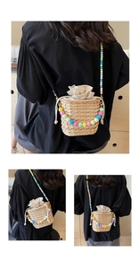 Détail du sac seau en paille tressée avec bandoulière en perles colorées et cordon serrage