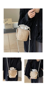 Détails du sac seau en paille avec chaîne de perles blanches et doublure en tissu à cordon