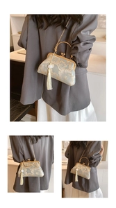 Detail der eleganten chinesischen Stickerei auf einer Vintage-Handtasche mit Quaste
