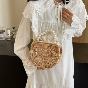 Semi-circular straw handbag with pearl handle and chain strap for summer style