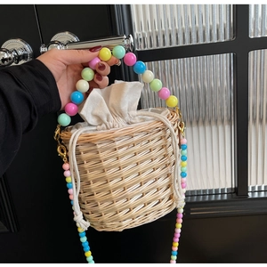 Sac Seau en Rotin Tissé à la Main Pastoral Cylindre Paille Sac à Bandoulière Avec Chaîne en Perles Colorées Cordon de Serrage Femmes Vacances Sac à Main
