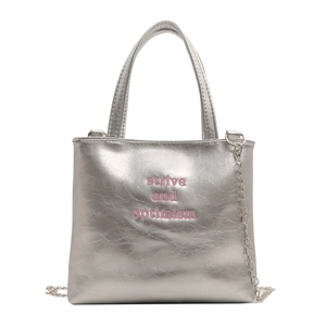 Borsa tote in pelle metallizzata argento con ricamo rosa e sottile catena in metallo