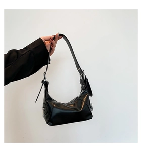 Detailansicht der schwarzen weichen Hobo-Tasche mit silbernen Reißverschlüssen und Nieten